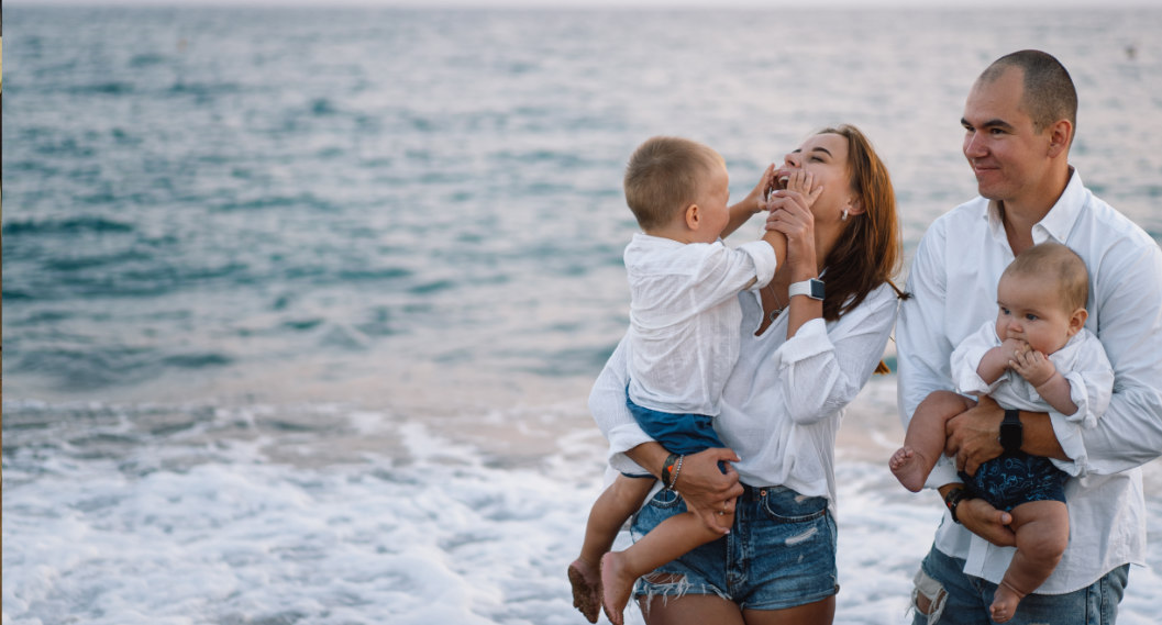 szczęśliwa rodzina relaksująca się nad morzem